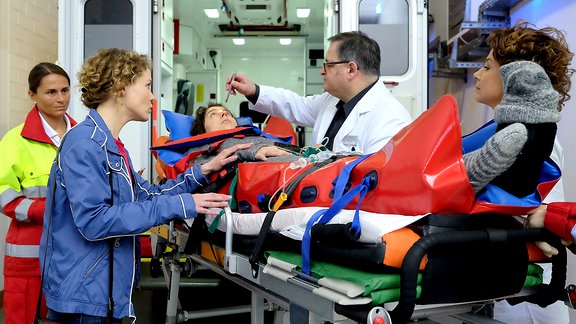 Sibylla Bernhardt (Mandy Neukirchner), liegt nach einem Sportunfall seit drei Jahren im Wachkoma