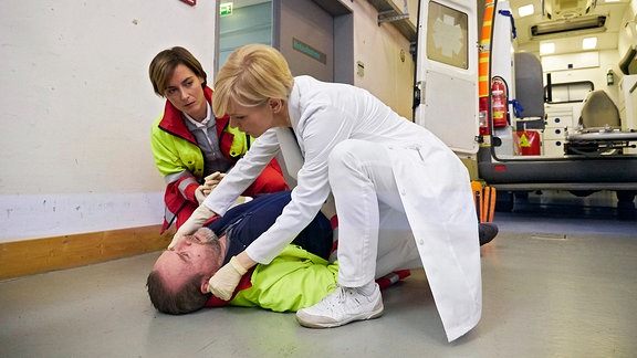 Susanne Scholz (Dorothea Arnold), Jörg Frost (Felix Vörtler) und Dr. Kathrin Globisch (Andrea Kathrin Loewig)