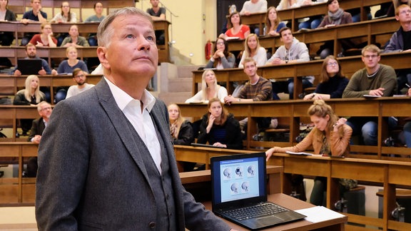 Dr. Roland Heilmann (Thomas Rühmann) im Hörsaal der Uni.