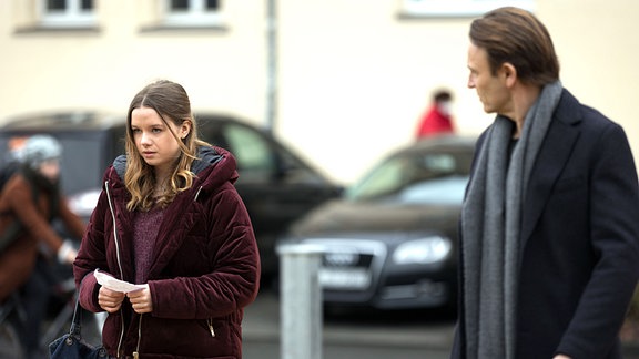 Dr. Martin Stein (Bernhard Bettermann) und Josie Bachler (Lilly Barshy) stehen vor der Sachsenklinik.