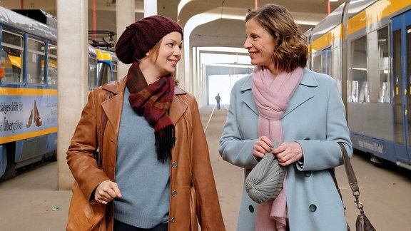 Katja Brückner (Julia Jäger, re.) bietet ihrer Freundin Alexandra Seier (Katrin Ingendoh, li.) an, gemeinsam zu kochen. Alexandra wundert sich ein wenig, dass Katja für sie Zeit hat.