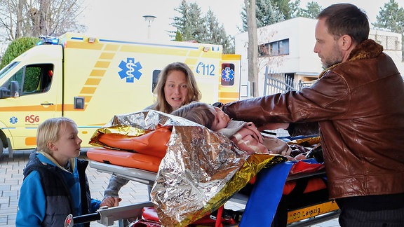 Carolin Weißhaupt (Tessa Mittelstadt) und Dr. Kai Hoffmann (Julian Weigend)