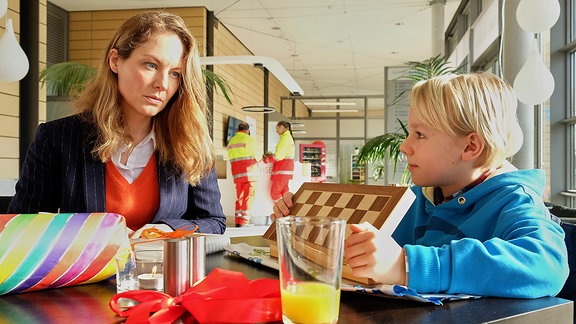 Carolin Weißhaupt (Tessa Mittelstaedt) und Nik (Ole Hermann)