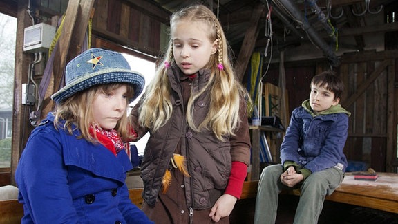 Tabea hat große Angst, dass ihr geliebter Großvater sterben muss. Sie geht allein ins Bootshaus, um das Boot weiter aufzuarbeiten. Charlotte Gauss fährt mit Jonas und Lisa zu ihr, in der Hoffung, sie trösten zu können.