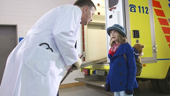 Als ihr Opa in die Klinik eingeliefert wird, bleibt Tabea allein am Rettungswagen zurück. Dr. Heilmann entdeckt sie und fragt nach ihren Eltern. Diese sind im Urlaub, erklärt Tabea. In dieser Zeit passe ihr Opa auf sie auf.