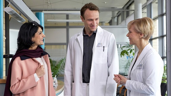 Fatimeh Karimi (Javeh Asefdjiah), Dr. Martin Stein (Bernhard Bettermann) und Dr. Kathrin Globisch (Andrea Kathrin Loewig)