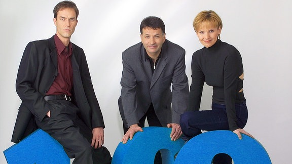 Thomas Rühmann (Oberarzt Dr. Roland Heilmann, mitte), Andrea Kathrin Loewig (Anästhesistin Kathrin Globisch) und Holger Daemgen (Oberarzt Dr. Achim Kreutzer).