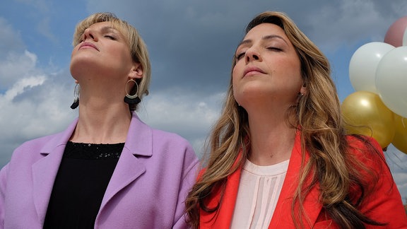 Anja Nejarri, re. und Arzu Bazman, li. genießen in einer Drehpause die Sonnenstrahlen an Bord des Schiffes.