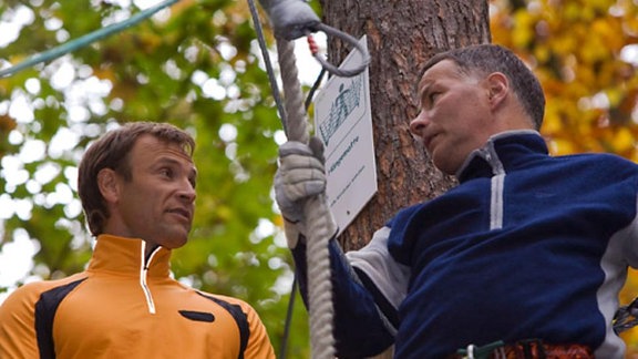 Bei einem gemeinsamen Kletterausflug möchte Martin Roland testen.