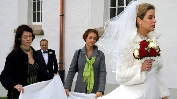 Aufgeregt läuft Sarah vor der Kirche hin und her.