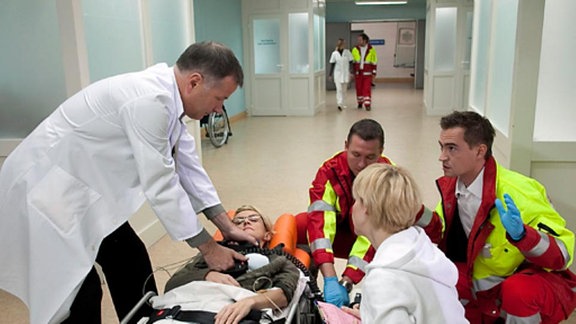 Rosie Pesch wird nach einem Blitzschlag in die Klinik eingeliefert.