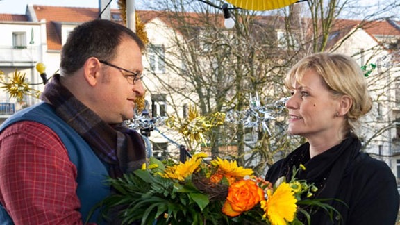 Pfleger Hans-Peter Brenner gratuliert der Leiterin Gaby Ludwig.