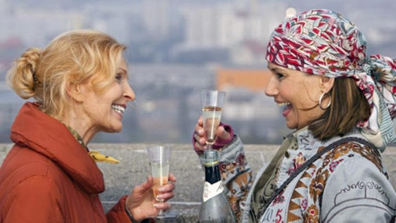 Fröhlich genießen Ingrid und Karla das Gefühl von Freiheit.