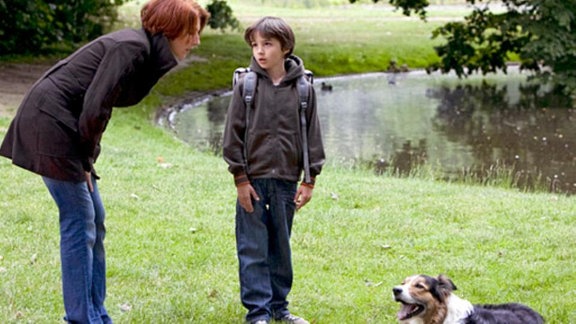 Jonas und Pia Heilmann entdecken einen herrenlosen Hund im Park.