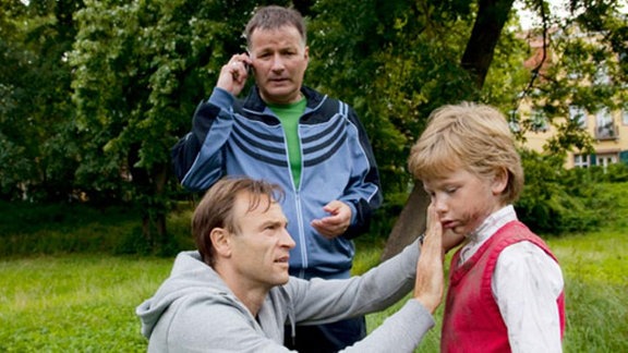 Martin Stein und Roland Heilmann finden den verletzten Niklas.