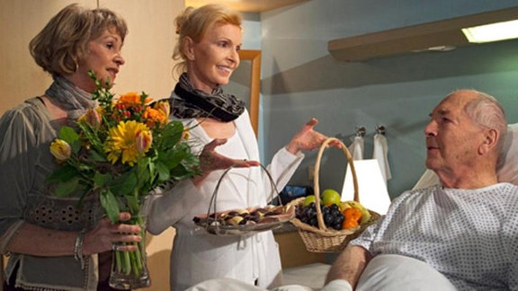 Barbara und Ingrid besuchen Emil Lerchfeld im Krankenhaus.