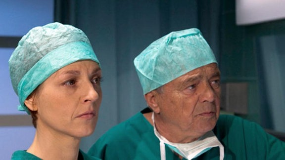 Pia Heilmann und Prof. Simoni beobachten Jakobs Operation.