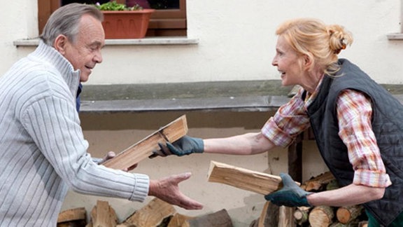 Nach der Akupunktur von Dr. Globisch geht es Simonis Hand besser.