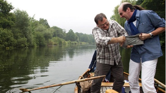 Hans-Peter Brenner und Julius Doberer kämpfen um die Wasserkarte.