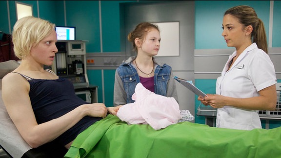 Corinna Lehmann (Anne Müller, li.) wurde mit einem Oberschenkelbruch in die Sachsenklinik eingeliefert.