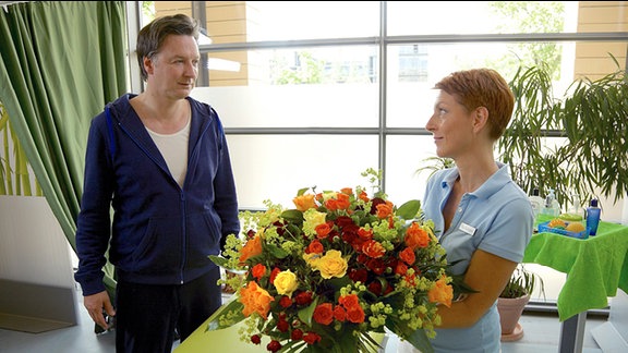 Pia Heilmann (Hendrikje Fitz) fühlt sich von dem überschwänglichen Lob ihres Patienten Wolfgang Gebert (Martin Armknecht) geschmeichelt.