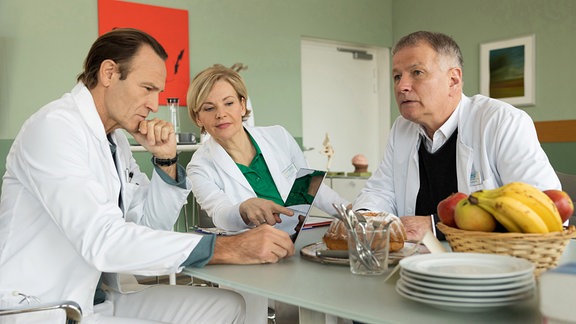 Bernhard Bettermann als Dr. Martin Stein, Andrea Kathrin Loewig als Dr. Kathrin Globisch und Thomas Rühmann als Dr. Roland Heilmann