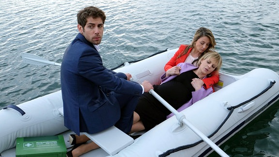 Obwohl Gynäkologe Dr. Niklas Ahrend (Roy Peter Link, li.) mit an Bord des auf eine Insel gelaufenen Schiffes war, hat Dr. Lea Peters (Anja Nejarri, re.) vehement darauf bestanden, ihr Kind an Land zur Welt zu bringen. Auch Arzu Ritter (Arzu Bazman, 2.v.re.), als ausgebildete Hebamme, konnte ihr das Ãbersetzen mit einem Rettungsboot nicht ausreden.