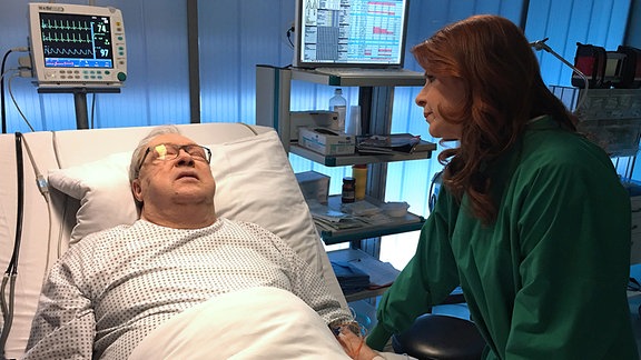 Vera Bader (Claudia Wenzel) macht sich scheinbar wirklich Sorgen um ihren Chef, den Gesundheitsdezernenten Jürgen Strauber (Jaecki Schwarz). Er ist der Einzige, der ihr nach ihrer Haftstrafe eine zweite Chance gibt und an sie glaubt.