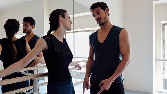 Irina Wolkov (Katharina Rivilis) und ihr Freund Roman Kanter (Salvatore Greco) haben gerade ihren Traum verwirklicht und ein Tanzstudio eröffnet. Um Roman nicht zu enttäuschen, hält Irina seit Wochen Schmerzen in ihrem Fußgelenk geheim. Doch Roman weiß, dass Irina Schmerzen hat und bittet sie inständig zum Arzt zu gehen.