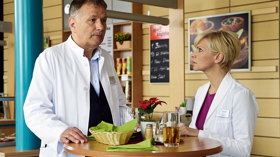 Kathrin Globisch (Andrea Kathrin Loewig) bittet Roland Heilmann (Thomas Rühmann), Heiko Vogels OP zu übernehmen.