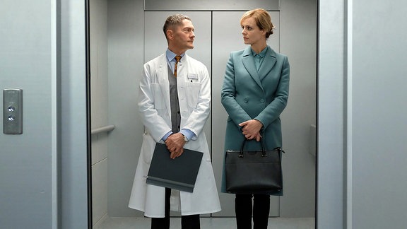 Dr. Kaminski (Udo Schenk) und Dr. Lea Peters (Anja Nejarri)