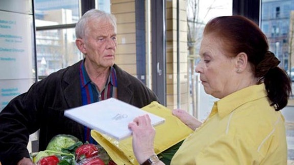 Otto Stein hat ein Einweihungsgeschenk für die Restauranteröffnung besorgt.