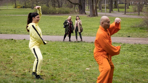 Miriam und Rieke beobachten Arzu im Park beim Tai Chi