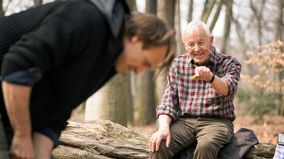 Otto Stein gibt Martin im Wald Anweisungen.