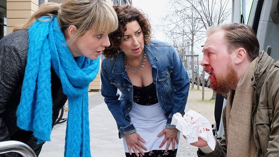 Robert Hubmann (Tino Mewes, re.) mit Linda Schneider (Isabel Varell, mi.) und Dr. Peters (Anja Nejarri, li.) vor der Klinik.