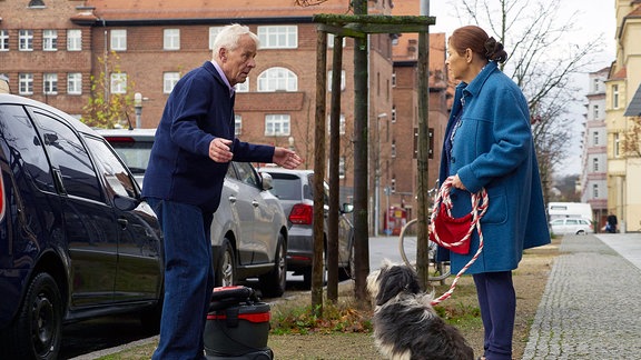 Otto Stein und seine Frau Charlotte wissen mit dem ihnen zugelaufenen Hund nicht viel anzufangen.