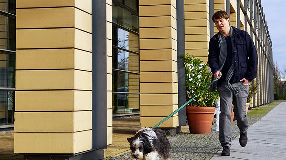 Jakob Heilmann muss mit dem Hund Gassi gehen und ist genervt.