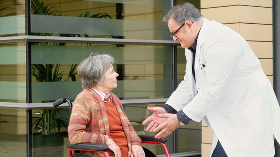 Hans-Peter Brenner und seine Mutter vor der Klinik.