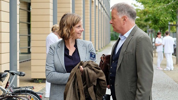 Katja und Roland stehen vor der Klinik.