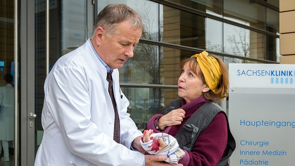 Dr. Roland Heilmann schaut sich eine Wunde an.