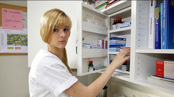 Marie Stein (Henriette Zimmeck) macht das Praktikum in der Sachsenklinik wider Erwarten großen Spaß. Umso schlimmer ist die Erpressung ihrer beiden Mitschüler, die von ihr verlangen ein Aufputschmittel aus dem Medikamentenschrank zu klauen. Dafür soll Marie dann ihren Laptop wiederbekommen.