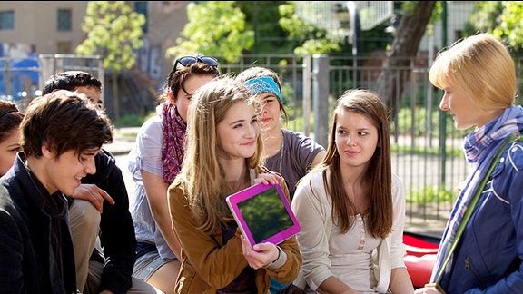 Marie Stein (Henriette Zimmeck, re.) hat illegal einen Film aus dem Internet heruntergeladen, um sich bei ihren Klassenkameraden Anerkennung zu verschaffen. Als sie Steffen Siebert (Timon Wloka, li.) den USB-Stick überreicht, muss Marie jedoch erkennen, dass sich nichts geändert hat. Ihre Rivalin Jennifer Taubitz (Helena Sigmund-Schultze, mi.) präsentiert ein völlig entstelltes Foto von Marie, welches sie gepostet hat.