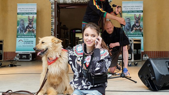 Emma Brückner (Vivien Sczesny) kümmert sich um den Hund einer Patientin, die in der Sachsenklinik liegt. Und nicht nur das: Sie hat auch die Organisation einer Spendenveranstaltung für ein Leipziger Tierheim übernommen.