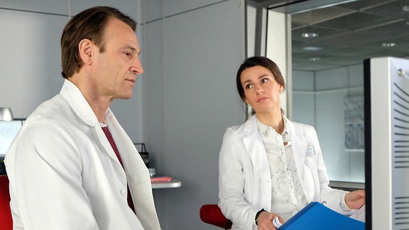 Dr. Martin Stein (Bernhard Bettermann) hat Dr. Maria Weber (Annett Renneberg) bei einer Patientin um Rat gebeten.