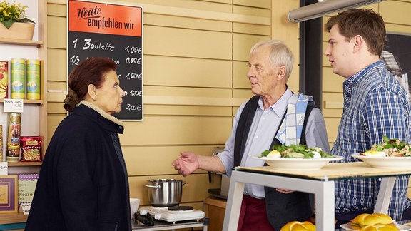 Otto Stein (Rolf Becker, mi.) wollte seiner Frau Charlotte Gauss (Ursula Karusseit, li.) etwas Gutes tun und hat den Wecker ausgestellt, damit sie endlich mal ausschlafen kann.