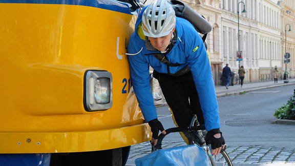 Ein Fahrradfahrer wird von einer Straßenbahn erfasst. (Folgenszene)