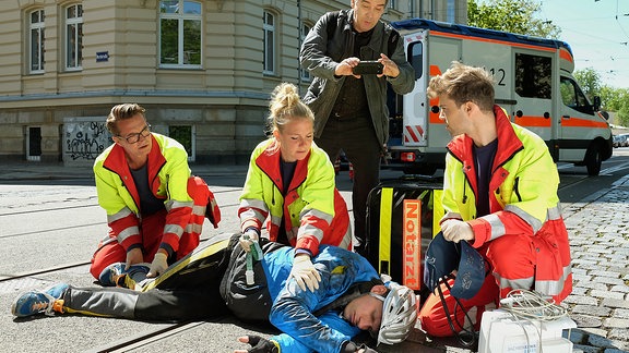 Notärzte versorgen ein Unfallopfer (Folgenszene)