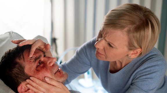 Dr. Kathrin Globisch untersucht Marcel Hauser.