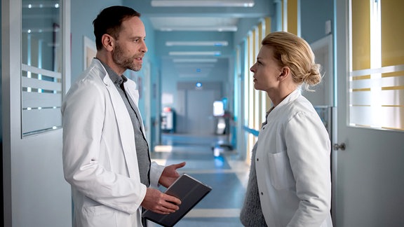 Dr. Ina Schulte (Isabell Gerschke) und Dr. Kai Hoffmann (Julian Weigend) im Gespräch.