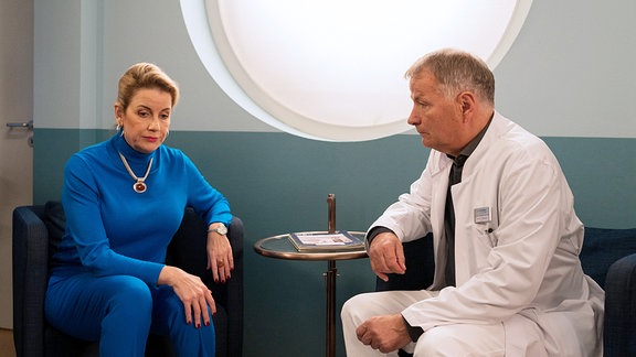 Sarah Marquardt (Alexa Maria Surholt) erzählt Dr. Roland Heilmann (Thomas Rühmann), dass sie Druck vom Gesundheitsdezernenten kriegt.